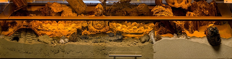 Wüstenwelt Panorama mit Sicht auf Schiff im Sand, Pyramide und Buddhastatue